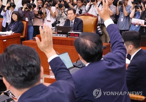 9일 오후 서울 여의도 국회에서 열린 법제사법위원회 전체 회의에서 정청래 위원장이 '윤석열 대통령 탄핵소추안 즉각 발의 요청에 관한 청원' 관련 청문회 실시계획서 채택 안건 상정을 앞두고 여당 의원들의 의사진행발언 요청을 받고 있다.   연합뉴스